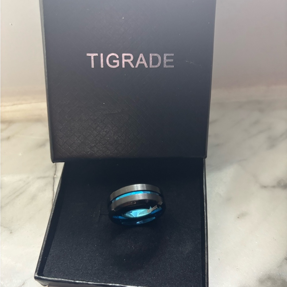 (NWOT) TIGRADE Titanium Blue Tungsten Ring 8mm (size 7.5)